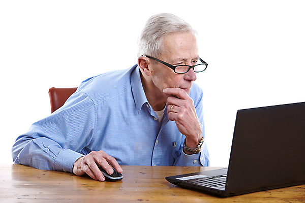 포토 JPG 해외이미지 백인 남자 안경 인터넷 통신 건강 한명 앉기 성인 노트북 컴퓨터 회색 은퇴 흰배경 70대 연금 해외포토 서양인 1 잡화 노년 컬러 백그라운드 모션 사람 전자제품 흰색 파일형식 이미지허브