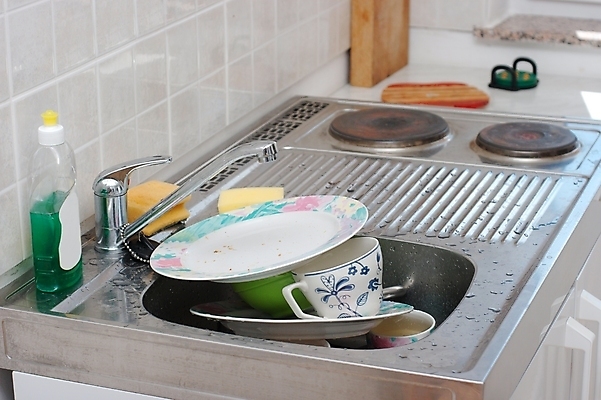 포토 JPG 해외이미지 그릇 접시 사람없음 컵 주방 지저분함 설거지 가득함 싱크대 수도꼭지 스펀지 주방세제 해외포토 식기 가사 감각 세제 개수대 파일형식 이미지허브