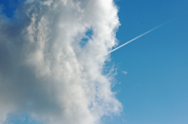 포토 JPG 해외이미지 주간 구름 백그라운드 하늘 비행기 사람없음 야외 파란색 연기 비행운 해외포토 자연요소 컬러 항공교통 대중교통 파일형식 구름_자연 이미지허브