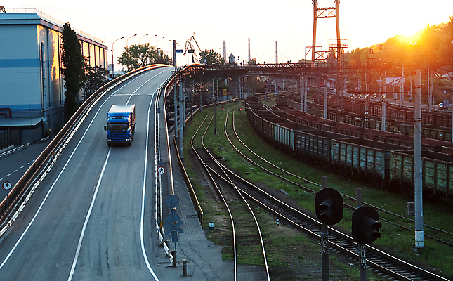 포토 JPG 해외이미지 도로 길 여행 포즈 곡선 비즈니스 교통시설 자국 모션 자동차 하늘 거리 사람없음 태양 노란색 힘 황혼 일몰 운전 차도 자유 화물 도시 고속도로 상품 컨테이너 아스팔트 땅 방향 교차로 속도 바쁨 짐차 트레일러 많음 해외포토 자연요소 산업 선 육상교통 컬러 교통 컨셉 노을 운송업 시설 파일형식 이미지허브
