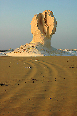 포토 JPG 해외이미지 모래 여행 아프리카 자연 하늘 바람 휴가 건조 요정 이집트 풍경 사람없음 야외 여름 파란색 모래사장 햇빛 뷰티 갈색 노란색 버섯 사막 흰색 뜨거움 황무지 땅 사파리 부식 분필 지역 가뭄 멀리 사하라 내추럴 서쪽 석회암 지질학 환상 해외포토 자연요소 계절 교육 나라 바다 컬러 컨셉 날씨 태양 암석 방향 초크 생태계 파일형식 이미지허브