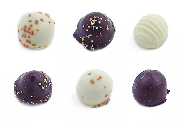 포토 JPG 해외이미지 음식 백그라운드 휴가 디저트 사탕 선물 사람없음 장식 갈색 초콜릿 어둠 기쁨 우유 흰색 대접 달콤 맛 폐기물 설탕 먹기 스위스 질감 중독 충동구매 고립 프랄린 중독자 맛있는 해외포토 감정 유럽 컬러 컨셉 모션 유제품 쇼핑 쓰레기 과소비 파일형식 이미지허브