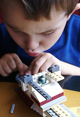 포토 JPG 해외이미지 어린이 컨셉 셔츠 장난 건축양식 놀이 탁자 실내 한명 취미 파란색 금발 기계 블록 유치원 게임 집중 분석 타이어 레고 걸음마 고립 해외포토 1 헤어스타일 교육 건축 컬러 가구 상의 모션 사람 내부 장난감 파일형식 이미지허브