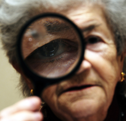 포토 JPG 해외이미지 손 응시 여자 얼굴 컨셉 유리 돋보기 한명 미소 사람 머리 잡기 확대 큼 은퇴 검색 호기심 시력 점검 발견 옛날 해외포토 1 시선 감정 모션 재질 표정 신체부위 크기 파일형식 이미지허브