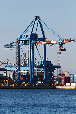 포토 JPG 해외이미지 산업 바다 비즈니스 교통시설 하늘 사람없음 물 파란색 항구 이탈리아 화물 상품 큼 컨테이너 기중기 무역 상업 포트 물류 로딩 수입 터미널 해외포토 자연요소 유럽 컬러 교통 운송업 중장비 크기 시설 파일형식 이미지허브