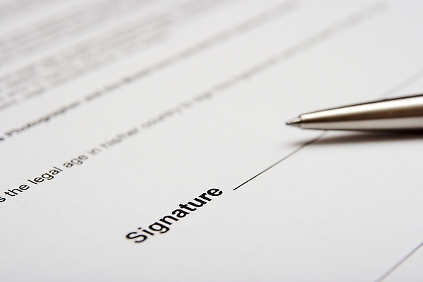 포토 JPG 해외이미지 직업 종이 비즈니스 탁자 성공 협상 사람없음 금융 사무실 펜 거래 흰색 닫기 어플리케이션 구매 책상 계약 사인 서식 문서 서명 동의 매각 해외포토 컬러 가구 컨셉 모션 경제 쇼핑 필기구 파일형식 이미지허브