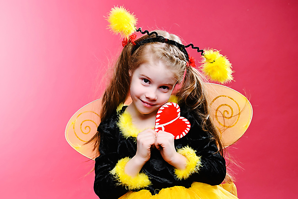 포토 JPG 해외이미지 백인 모델 1 여자 딸 행복 얼굴 어린이 장난 건강 한명 사람 빨간색 여름 귀여움 봄 기쁨 하트 표현 달콤 작음 벌 천진난만 해외포토 모양 서양인 계절 감정 컬러 곤충 컨셉 가족 신체부위 맛 크기 파일형식 이미지허브