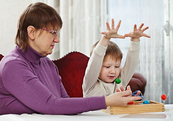 포토 JPG 해외이미지 여자 남자 할머니 어린이 2 가족 놀이 손자 주택 함께함 실내 사람 소년 두명 장난감 기쁨 게임 옛날 해외포토 노년 감정 컨셉 관계 내부 건물 손주 파일형식 이미지허브