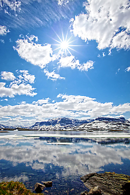 포토 JPG 해외이미지 유럽 호수 바다 여행 겨울 자연 하늘 휴가 산 노르웨이 사람없음 물 파란색 햇빛 태양 반사 여행객 환경 맑음 얼음 거울 하이킹 흰색 순수 언덕 그림 내추럴 대칭 생태학 스칸디나비아 해외포토 자연요소 계절 교육 나라 컬러 컨셉 레저 날씨 사람 생태계 파일형식 이미지허브