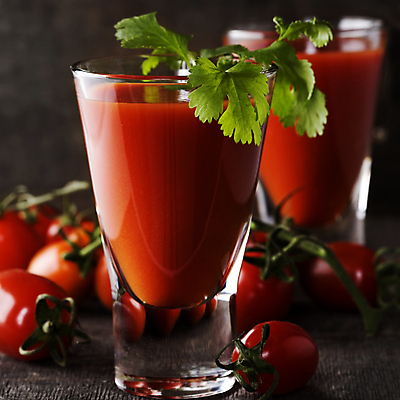 포토 JPG 해외이미지 음료 음식 다이어트 토마토 채소 실내 건강 사람 사람없음 빨간색 침묵 주스 젖음 추위 금지 고명 액체 유기농 정사각형 유리그릇 구성 해외포토 도형 그릇 웰빙 컬러 유리 내부 소리 파일형식 이미지허브