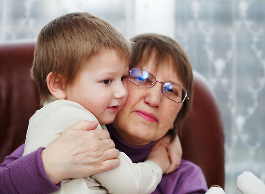 포토 JPG 해외이미지 행복 할머니 어린이 2 의자 가족 관계 포옹 손자 주택 함께함 사람 앉기 소년 두명 금발 손주 옛날 해외포토 헤어스타일 여자 노년 남자 감정 가구 컨셉 안기 모션 건물 파일형식 이미지허브