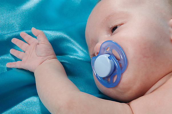 포토 JPG 해외이미지 행복 감정 어린이 분홍색 한명 미소 청춘 침대 표현 아기 신생아 잠 담요 기저귀 세대 거짓말 천진난만 해외포토 1 컬러 가구 컨셉 표정 사람 아기용품 파일형식 이미지허브