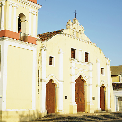 포토 JPG 해외이미지 외관 여행 고건축 건축양식 사람없음 야외 건물 교회 미국 도시 세계여행 역사 중앙아메리카 라틴아메리카 시력 쿠바 타운 서인도제도 옛날 해외포토 건축물 건축 북아메리카 종교건축 아메리카 세계 파일형식 이미지허브