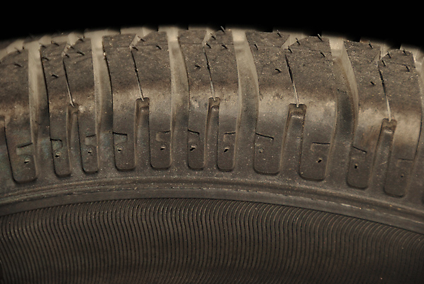 포토 JPG 해외이미지 백그라운드 패턴 부분 교통시설 자동차 표면 안전 사람없음 옆모습 검은색 어둠 바퀴 싱글 질감 타이어 고무 선로 해외포토 육상교통 뷰포인트 컬러 교통 무늬 시설 파일형식 이미지허브