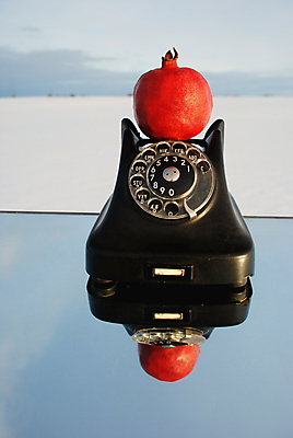 포토 JPG 해외이미지 컨셉 겨울 과일 추상 사람없음 빨간색 스마트폰 반사 검은색 거울 수확 시간 오브젝트 복고 석류 공상 가넷 옛날 정물화 해외포토 계절 컬러 무늬 농업 핸드폰 스마트기기 보석 그림 파일형식 이미지허브