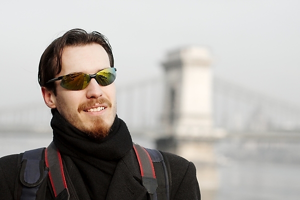 포토 JPG 해외이미지 백인 응시 남자 여행 거리 한명 야외 선글라스 반사 머리 여행객 코트 흰색 도시 타운 흐림 부다페스트 해외포토 서양인 1 시선 안경 컬러 날씨 사람 신체부위 외투 헝가리 파일형식 이미지허브