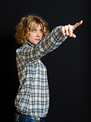 포토 JPG 해외이미지 백인 옷 여자 행복 셔츠 청소년 한명 미소 사람 10대 세로 파란색 금발 검은색 청바지 자르기 긍정 고립 사춘기 옛날 해외포토 서양인 1 헤어스타일 감정 컬러 컨셉 상의 바지 모션 표정 파일형식 이미지허브