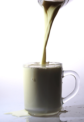 포토 JPG 해외이미지 음료 다이어트 유리 건강 사람없음 파란색 우유 흰색 신선 액체 붓기 떨어짐 상품 쏟아짐 칼슘 해외포토 컬러 컨셉 모션 재질 유제품 파일형식 이미지허브