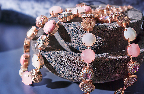 포토 JPG 해외이미지 줄 백그라운드 목걸이 장신구 유리 선물 미술 사람없음 장식 빛 컬러풀 갈색 유행 흰색 원형 황금 보석 수집 수공예 핸드메이드 스타일 해외포토 도형 컬러 재질 문화예술 광석 공예 파일형식 이미지허브