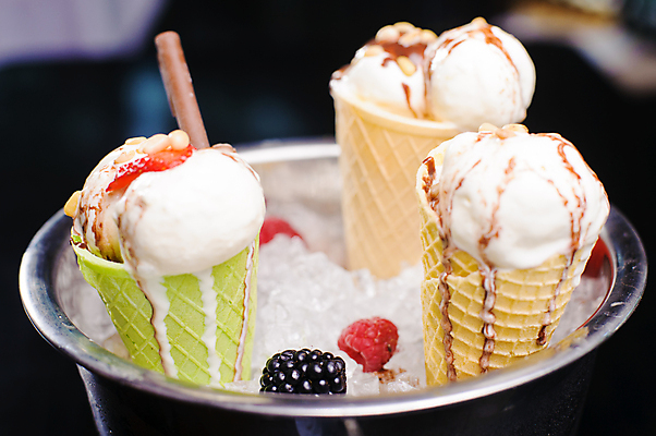 포토 JPG 해외이미지 열매 음식 과일 딸기 아이스크림 디저트 사람없음 냉동 얼음 추위 소용돌이 대접 신선 사발 달콤 매끈함 크림 맛있는 해외포토 자연요소 식물 회오리 감각 사기그릇 맛 파일형식 이미지허브