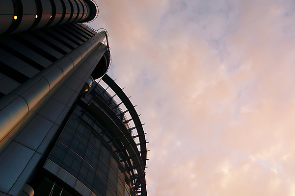 포토 JPG 해외이미지 모양 디자인 외관 선 패턴 건축양식 창문 유리 하늘 미래 새로움 사람없음 야외 건물 빨간색 금융 파란색 빛 반사 일출 탑 금속 고층빌딩 일몰 줄무늬 거울 도시 판넬 우아함 큼 역동적 하이테크 각도 기하학 공격적 철강 스타일 해외포토 건축물 건축 컬러 컨셉 무늬 재질 기술 빌딩 경제 노을 크기 파일형식 이미지허브