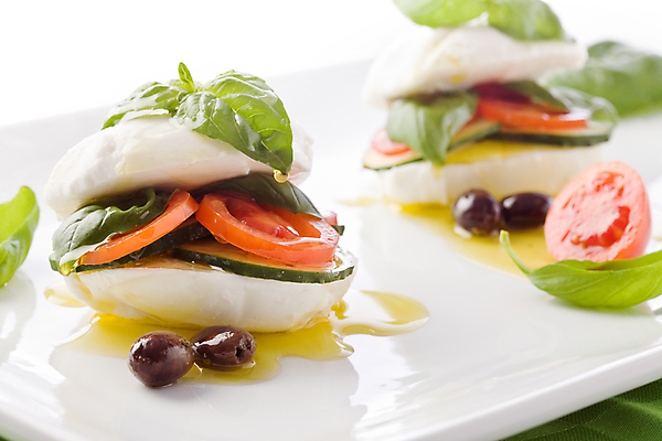 포토 JPG 해외이미지 빵 다이어트 토마토 오이 샌드위치 건강 사람없음 빛 우유 신선 최고 맛 슬라이스 바질 폭식 모짜렐라치즈 스터핑 카프레제 해외포토 음식 컨셉 채소 치즈 유제품 샐러드 파일형식 이미지허브