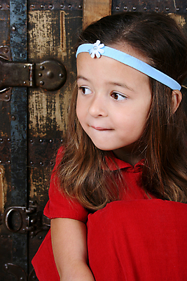 포토 JPG 해외이미지 백인 모델 1 드레스 여자 꽃 어린이 백그라운드 장신구 갈색머리 한명 사람 목재 빨간색 파란색 뷰티 골동품 흰색 표현 악단 작음 해외포토 서양인 나무 식물 헤어스타일 옷 음악 컬러 재료 크기 파일형식 이미지허브