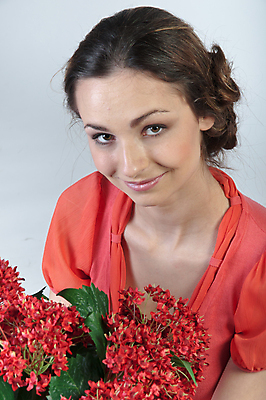 포토 JPG 해외이미지 1 드레스 여자 꽃 행복 얼굴 한명 미소 사람 성인 뷰티 유행 화려 우아함 어깨 긍정 진짜 해외포토 식물 옷 감정 컨셉 표정 신체부위 파일형식 이미지허브