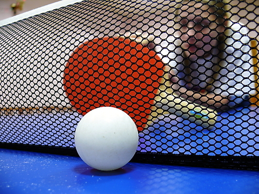 포토 JPG 해외이미지 스포츠 백그라운드 공 놀이 탁자 실내 경기 사람없음 빨간색 경쟁 장비 도전 테니스 게임 흰색 잡기 라켓 그물 오브젝트 해외포토 스포츠용품 컬러 가구 컨셉 모션 내부 구기 파일형식 이미지허브