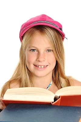 포토 JPG 해외이미지 백인 모자 1 학생 라이프스타일 여학생 여자 교육 행복 어린이 백그라운드 학교 수업 한명 미소 사람 책 학습 스터디 독서 흰색 표현 오픈 스마트 바쁨 긍정 문학 고립 초보 캡모자 해외포토 서양인 모자_잡화 잡화 감정 컬러 컨셉 표정 생활 파일형식 이미지허브