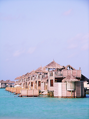 포토 JPG 해외이미지 파도 바다 섬 여행 자연 하늘 호텔 지붕 낚시 휴가 휴식 주택 사람없음 목재 물 파란색 반사 수영 낭만 흰색 뜨거움 고급 빌라 휴양지 장면 암초 밀짚 석호 몰디브 이국적 파라다이스 해외포토 자연요소 나무 아시아 컬러 컨셉 재료 숙소 레저 건물 장소 수상스포츠 짚 생태계 파일형식 이미지허브