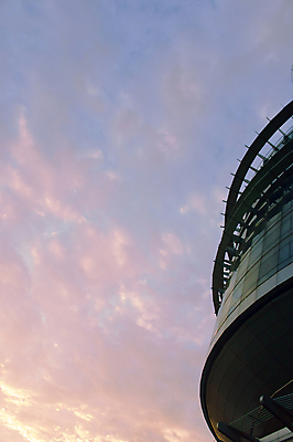 포토 JPG 해외이미지 모양 디자인 외관 선 패턴 건축양식 창문 유리 하늘 미래 새로움 사람없음 야외 건물 빨간색 금융 파란색 빛 반사 일출 탑 금속 고층빌딩 일몰 줄무늬 거울 도시 판넬 우아함 큼 역동적 하이테크 각도 기하학 공격적 철강 스타일 해외포토 건축물 건축 컬러 컨셉 무늬 재질 기술 빌딩 경제 노을 크기 파일형식 이미지허브