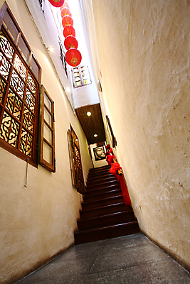 포토 JPG 해외이미지 주간 전통 아시아 벽 건축양식 창문 주택 실내 동양인 사람없음 내부 건물 목재 빨간색 세로 빛 뷰티 노란색 문 일본 중국 침묵 고요 등불 기둥 복도 통로 대문 장면 해외포토 자연요소 나무 건축물 건축 나라 컬러 재료 조명 인종 소리 파일형식 이미지허브