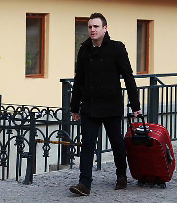 포토 JPG 해외이미지 라이프스타일 남자 도로 여행 비즈니스 사업가 거리 항해 한명 사람 빨간색 걷기 여행가방 산책 짐 조약돌 도시 비즈니스맨 보행로 도심 롤러 조언 해외포토 직업 1 길 컬러 배_교통 가방 교통시설 모션 휴식 생활 돌_바위 직장인 파일형식 이미지허브