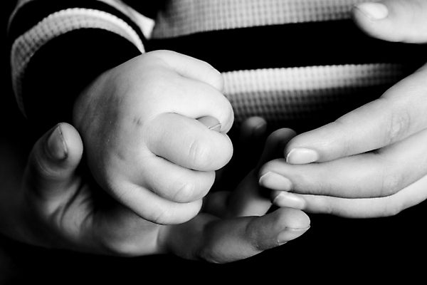 포토 JPG 해외이미지 백인 손 감정 무기 어린이 신체 부분 손가락 가족 관계 휴식 함께함 따뜻함 사랑 안전 사람 소년 사람없음 평화 기쁨 미니어처 터치 아기 반지 잡기 주름 작음 보석 집중 피부 관절 보안 부드러움 남동생 돌봄 효과 해외포토 서양인 남자 컨셉 장신구 모션 뼈 신체부위 모형 감각 크기 광석 동생 파일형식 이미지허브