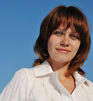 포토 JPG 해외이미지 백인 모델 1 응시 여자 행복 유럽 얼굴 하늘 한명 웃음 사람 성인 야외 파란색 뷰티 갈색 머리 유행 기쁨 해외포토 서양인 시선 감정 나라 컬러 표정 신체부위 파일형식 이미지허브