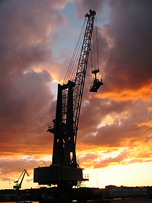 포토 JPG 해외이미지 실루엣 바다 하늘 덴마크 사람없음 빨간색 세로 일출 항구 일몰 화물 컨테이너 기중기 무역 리프트 포트 무거움 물류 강렬 로딩 리프팅 수입 해외포토 산업 컬러 교통시설 촬영기법 북유럽 노을 운송업 중장비 무게 파일형식 이미지허브