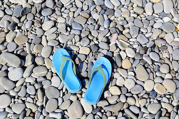 포토 JPG 해외이미지 모래 신발 휴가 휴식 사람없음 여름 파란색 조약돌 해외포토 계절 컬러 컨셉 돌_바위 파일형식 이미지허브