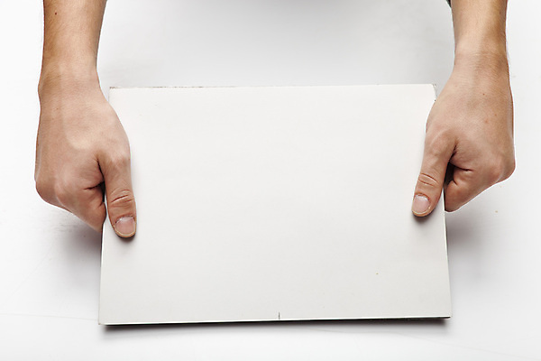 포토 JPG 해외이미지 백인 1 손 여자 종이 컨셉 광고판 사람 사람없음 사무실 공백 방 흰색 잡기 메시지 보행로 중앙 사인 보여주기 고립 서류판 해외포토 서양인 길 컬러 비즈니스 모션 알림판 신체부위 사무용품 판 파일형식 이미지허브