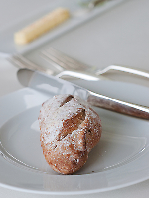 포토 JPG 해외이미지 식기 접시 음식 빵 포크 탁자 사람없음 식당 식사 식탁보 흰색 칼 고급 은색 굽기 묘사 밀가루 철강 해외포토 컬러 가구 컨셉 상점 가루 구이 파일형식 이미지허브