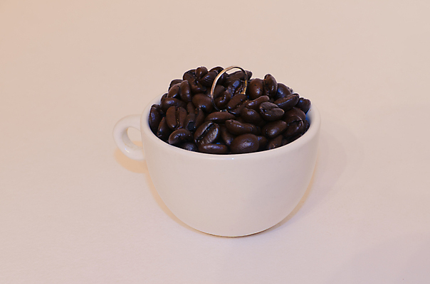 포토 JPG 해외이미지 커피 결혼 사랑 사람없음 갈색 카페 원두 흰색 반지 남아메리카 굽기 브라질 아라비카 카페인 캡모자 해외포토 모자_잡화 감정 음료 컬러 장신구 아메리카 이벤트 상점 구이 파일형식 이미지허브