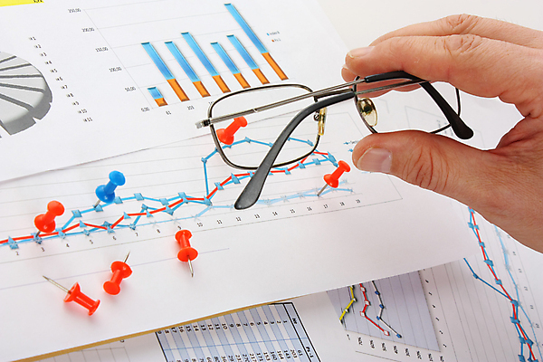 포토 JPG 해외이미지 직업 손 산업 종이 탁자 버튼 그래프 사람없음 사무실 펜 공연 도구 기록 고리 계산 클립 카운트 해외포토 가구 비즈니스 이벤트 신체부위 필기구 파일형식 이미지허브