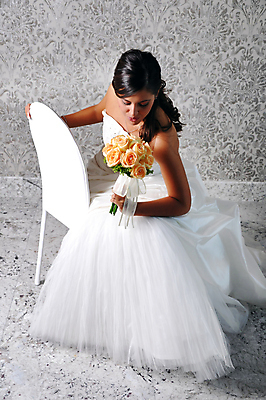 포토 JPG 해외이미지 응시 시선 드레스 여자 꽃 벽 꽃다발 결혼 신혼부부 결혼식 갈색머리 사랑 한명 옆모습 장미 노란색 수확 흰색 잡기 가운 섬광 해외포토 식물 1 헤어스타일 부부 옷 감정 뷰포인트 컬러 농업 모션 사람 이벤트 신혼 파일형식 이미지허브