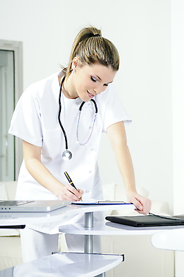 포토 JPG 해외이미지 백인 직업 청진기 실내 건강 병원 한명 미소 성인 약 간호사 의사 기록 업무 책상 외과 간병인 돌봄 소아과의사 해외포토 서양인 1 가구 의학 의료기기 모션 표정 사람 내부 의료진 작업 파일형식 이미지허브