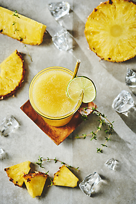 포토 JPG 스튜디오촬영 회색배경 잔 실내 빨대 사람없음 여름 하이앵글 얼음 카페 파인애플 메뉴 라임 과일조각 냉음료 파인애플주스 국내포토 자연요소 식기 계절 음료 뷰포인트 조각 백그라운드 과일 내부 상점 회색 과일주스 열대과일 파일형식