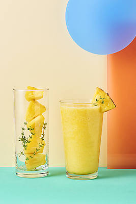 포토 JPG 스튜디오촬영 잔 실내 사람없음 여름 쌓기 사각형 카페 원형 파인애플 메뉴 과일조각 냉음료 노란배경 파인애플주스 아크릴 민트색배경 국내포토 도형 식기 계절 음료 조각 백그라운드 과일 모션 재질 내부 노란색 상점 과일주스 열대과일 민트색 파일형식