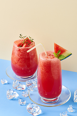 포토 JPG 스튜디오촬영 여름음식 잔 수박 실내 빨대 사람없음 여름 얼음 카페 컵받침 메뉴 파란배경 냉음료 수박조각 수박주스 베이지색배경 제철과일 국내포토 자연요소 식기 계절 음료 음식 조각 백그라운드 과일 내부 파란색 상점 과일주스 받침대 베이지색 제철 파일형식 여름_계절