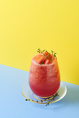 포토 JPG 스튜디오촬영 여름음식 잔 수박 실내 사람없음 여름 카페 컵받침 메뉴 파란배경 냉음료 노란배경 수박주스 제철과일 국내포토 식기 계절 음료 음식 백그라운드 과일 내부 파란색 노란색 상점 과일주스 받침대 제철 파일형식 여름_계절