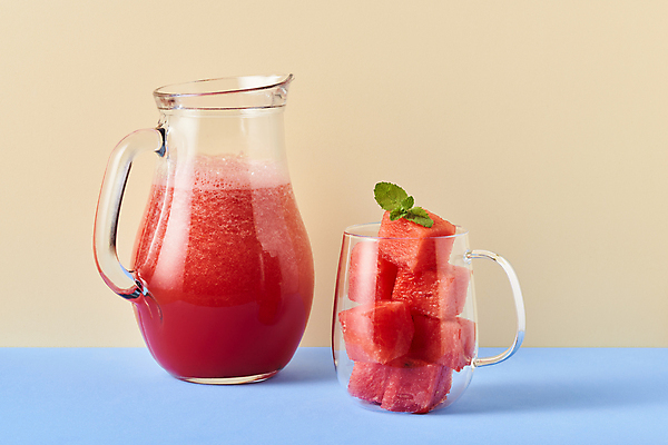 포토 JPG 스튜디오촬영 여름음식 잔 수박 실내 사람없음 여름 카페 메뉴 담기 파란배경 유리주전자 냉음료 수박조각 수박주스 베이지색배경 제철과일 국내포토 식기 계절 음료 음식 조각 백그라운드 과일 모션 유리 주전자 내부 파란색 상점 과일주스 베이지색 제철 파일형식 여름_계절