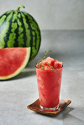 포토 JPG 스튜디오촬영 회색배경 여름음식 잔 수박 실내 사람없음 여름 카페 메뉴 나무받침 냉음료 수박조각 수박주스 제철과일 과채 국내포토 식기 계절 음료 음식 조각 백그라운드 채소 과일 내부 목재 상점 회색 과일주스 받침대 제철 파일형식 여름_계절